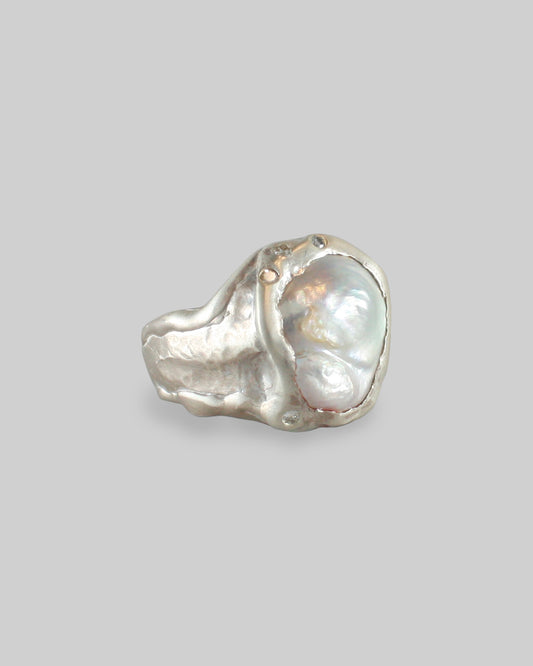 Pearl Ring with Diamonds