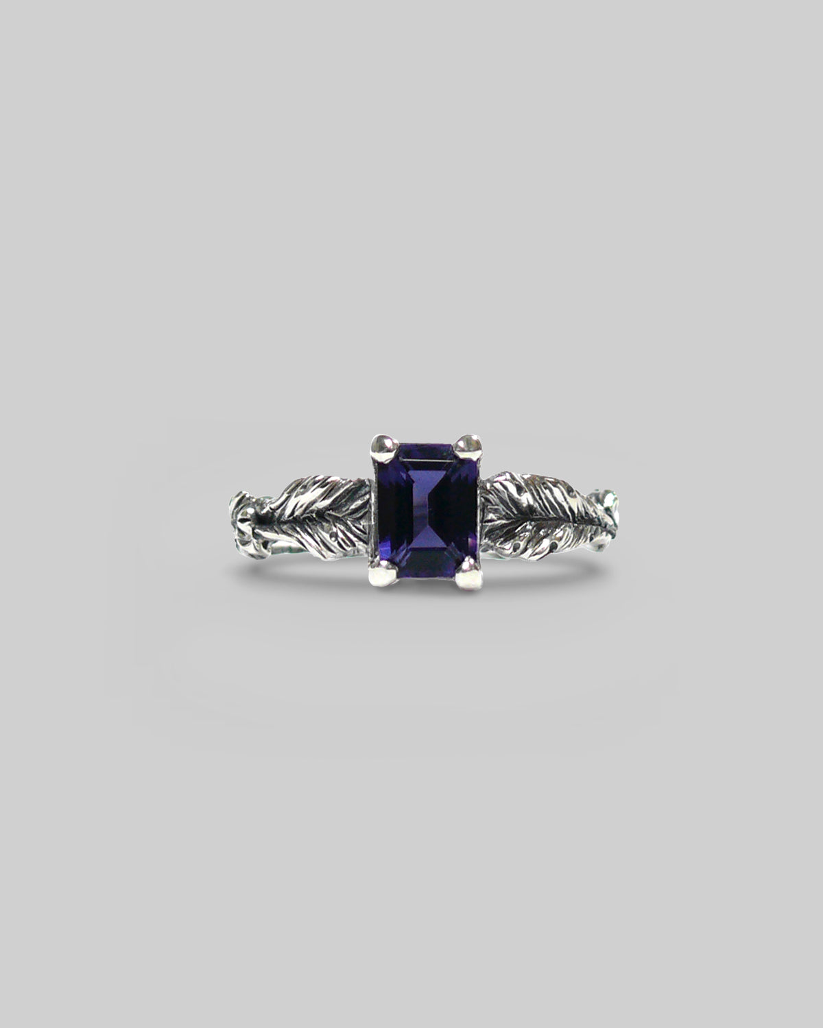 Flora Solitario - Iolite